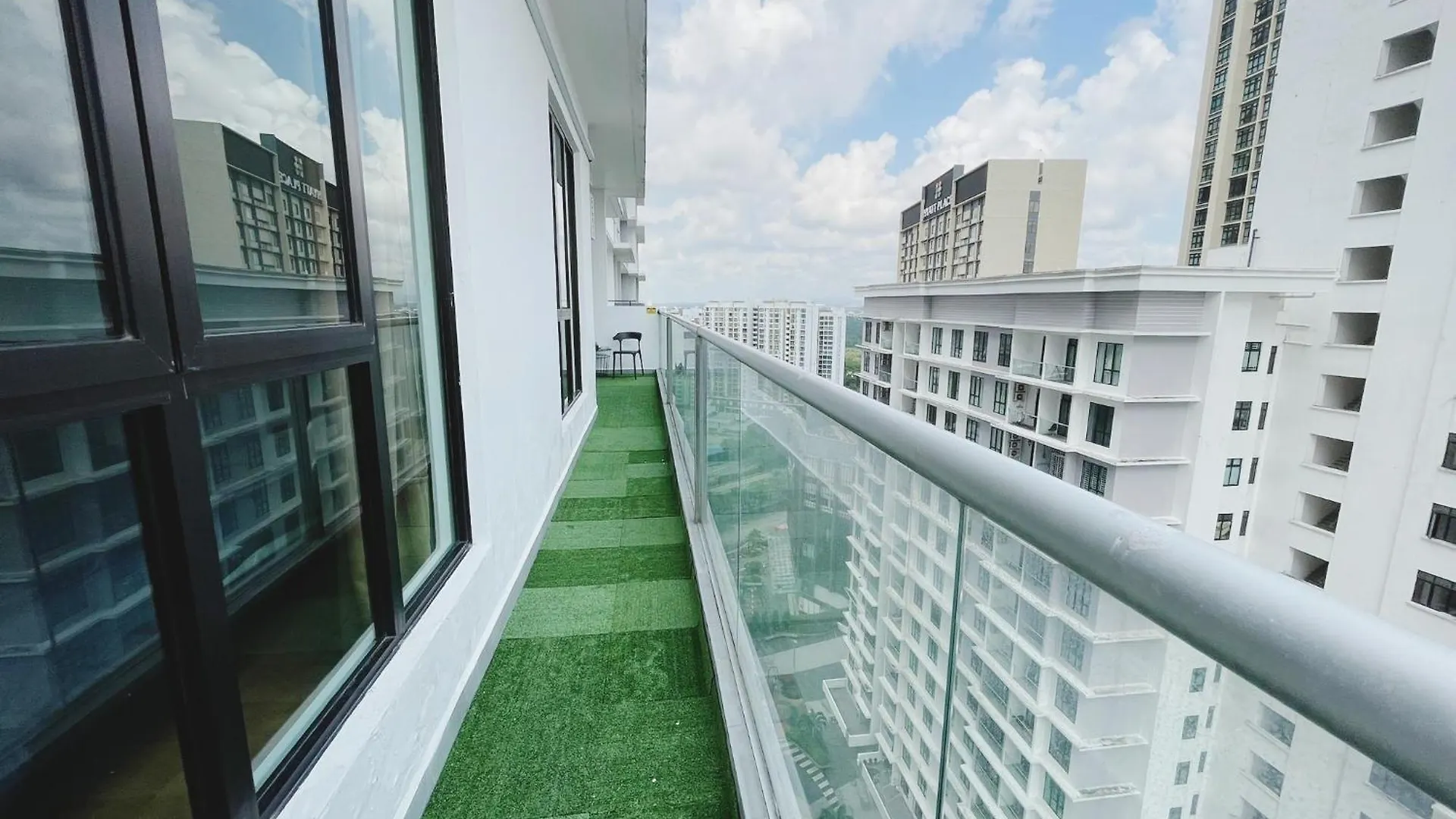 Apartment Platino 13 Pax, Mins Away From Paradigm & Legoland Johor Bahru