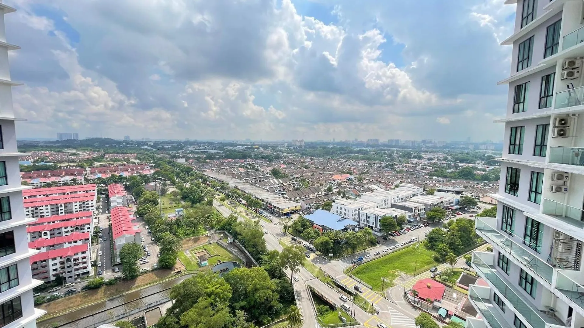 Platino 13 Pax, Mins Away From Paradigm & Legoland Johor Bahru 0*,  Malaysia